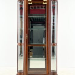 “Pulaski Furniture” raudonmedžio vitrina gaubtais šonais, su apšvietimu 35x109x204 cm