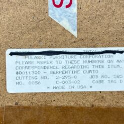 “Pulaski Furniture” raudonmedžio vitrina gaubtais šonais, su apšvietimu 35x109x204 cm