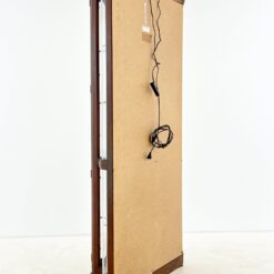 “Pulaski Furniture” raudonmedžio vitrina gaubtais šonais, su apšvietimu 35x109x204 cm