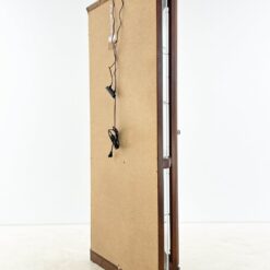 “Pulaski Furniture” raudonmedžio vitrina gaubtais šonais, su apšvietimu 35x109x204 cm