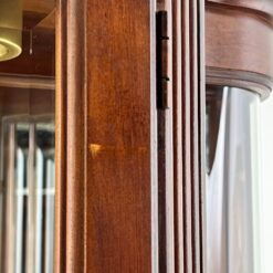 “Pulaski Furniture” raudonmedžio vitrina gaubtais šonais, su apšvietimu 35x109x204 cm