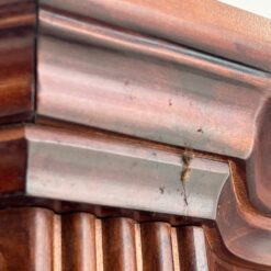 “Pulaski Furniture” raudonmedžio vitrina gaubtais šonais, su apšvietimu 35x109x204 cm