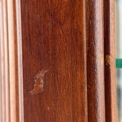 “Pulaski Furniture” raudonmedžio vitrina gaubtais šonais, su apšvietimu 35x109x204 cm