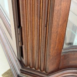 “Pulaski Furniture” raudonmedžio vitrina gaubtais šonais, su apšvietimu 35x109x204 cm