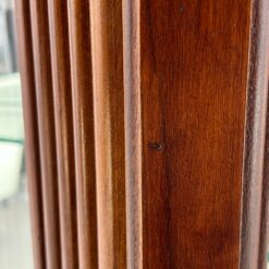 “Pulaski Furniture” raudonmedžio vitrina gaubtais šonais, su apšvietimu 35x109x204 cm