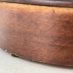 “Pulaski Furniture” raudonmedžio vitrina gaubtais šonais, su apšvietimu 35x109x204 cm