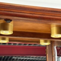 “Pulaski Furniture” raudonmedžio vitrina gaubtais šonais, su apšvietimu 35x109x204 cm