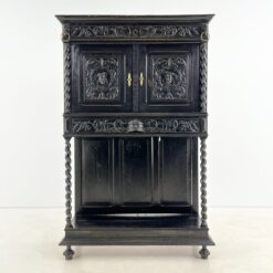 Liudviko XIII laikotarpio stiliaus ąžuolinis bufetas su apšvietimu 47x110x170 cm