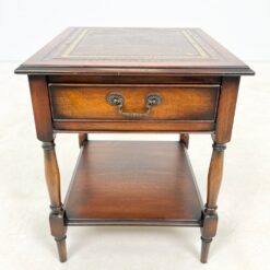 Raudonmedžio staliukas su odiniu stalviršiumi ir stalčiuku 51×44,5×53 cm