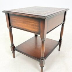 Raudonmedžio staliukas su odiniu stalviršiumi ir stalčiuku 51×44,5×53 cm