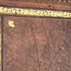 Raudonmedžio staliukas su odiniu stalviršiumi ir stalčiuku 51×44,5×53 cm