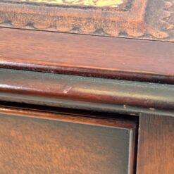 Raudonmedžio staliukas su odiniu stalviršiumi ir stalčiuku 51×44,5×53 cm