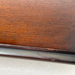 Raudonmedžio staliukas su odiniu stalviršiumi ir stalčiuku 51×44,5×53 cm