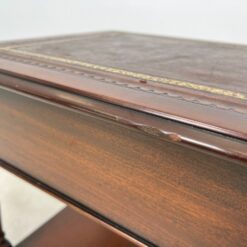 Raudonmedžio staliukas su odiniu stalviršiumi ir stalčiuku 51×44,5×53 cm