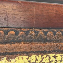 Raudonmedžio staliukas su odiniu stalviršiumi ir stalčiuku 51×44,5×53 cm