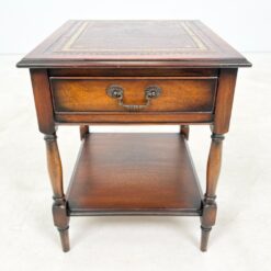 Raudonmedžio staliukas su odiniu stalviršiumi ir stalčiuku 51×44,5×53 cm