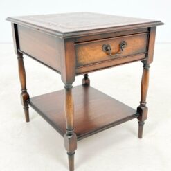 Raudonmedžio staliukas su odiniu stalviršiumi ir stalčiuku 51×44,5×53 cm