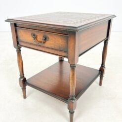 Raudonmedžio staliukas su odiniu stalviršiumi ir stalčiuku 51×44,5×53 cm