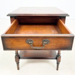 Raudonmedžio staliukas su odiniu stalviršiumi ir stalčiuku 51×44,5×53 cm