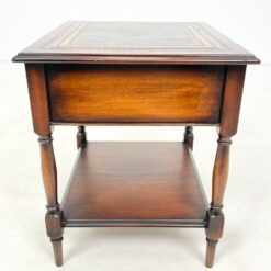 Raudonmedžio staliukas su odiniu stalviršiumi ir stalčiuku 51×44,5×53 cm