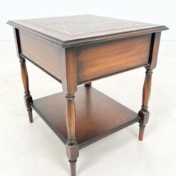 Raudonmedžio staliukas su odiniu stalviršiumi ir stalčiuku 51×44,5×53 cm