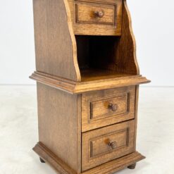 Ąžuolinė trijų stalčių spintelė su lentynėle 38×39,5×77,5 cm