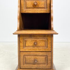 Ąžuolinė trijų stalčių spintelė su lentynėle 38×39,5×77,5 cm