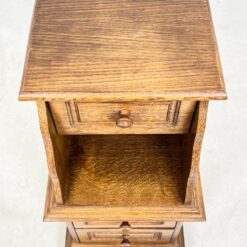 Ąžuolinė trijų stalčių spintelė su lentynėle 38×39,5×77,5 cm