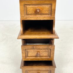 Ąžuolinė trijų stalčių spintelė su lentynėle 38×39,5×77,5 cm