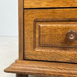 Ąžuolinė trijų stalčių spintelė su lentynėle 38×39,5×77,5 cm