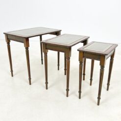 Raudonmedžio lizdiniai staliukai odiniais stalviršiais 3 vnt. kompl. 37,5x55x52 cm