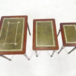 Raudonmedžio lizdiniai staliukai odiniais stalviršiais 3 vnt. kompl. 37,5x55x52 cm