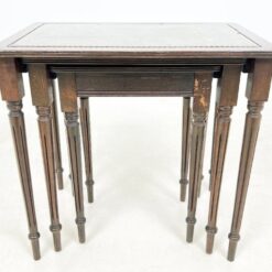 Raudonmedžio lizdiniai staliukai odiniais stalviršiais 3 vnt. kompl. 37,5x55x52 cm