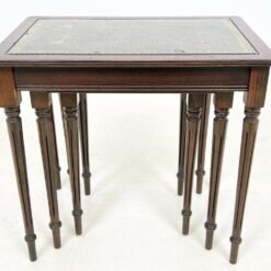 Raudonmedžio lizdiniai staliukai odiniais stalviršiais 3 vnt. kompl. 37,5x55x52 cm