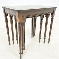 Raudonmedžio lizdiniai staliukai odiniais stalviršiais 3 vnt. kompl. 37,5x55x52 cm