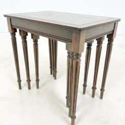 Raudonmedžio lizdiniai staliukai odiniais stalviršiais 3 vnt. kompl. 37,5x55x52 cm