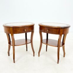 Riešutmedžio spintelės gobeleno ir stiklo stalviršiais 2 vnt. kompl. 40x53x59,5 cm