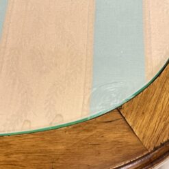 Riešutmedžio spintelės gobeleno ir stiklo stalviršiais 2 vnt. kompl. 40x53x59,5 cm