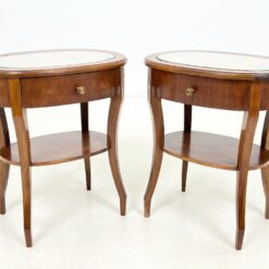 Riešutmedžio spintelės gobeleno ir stiklo stalviršiais 2 vnt. kompl. 40x53x59,5 cm