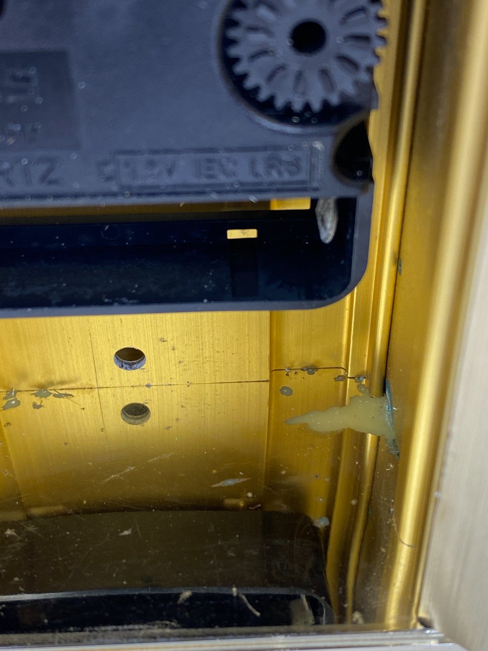 DR0097-pastatomi-laikrodziai-8 Kvarcinis “Emes” stalinis žalvarinis laikrodis (neveikiantis) 7×9,5×15 cm