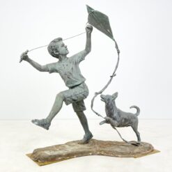 Bronzinė berniuko su aitvaru ir šuniu statula 75x125x142,5 cm