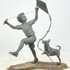 Bronzinė berniuko su aitvaru ir šuniu statula 75x125x142,5 cm