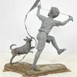 Bronzinė berniuko su aitvaru ir šuniu statula 75x125x142,5 cm