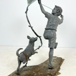 Bronzinė berniuko su aitvaru ir šuniu statula 75x125x142,5 cm