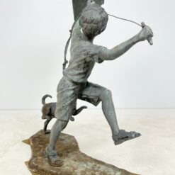 Bronzinė berniuko su aitvaru ir šuniu statula 75x125x142,5 cm