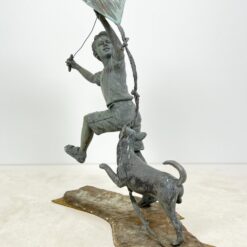 Bronzinė berniuko su aitvaru ir šuniu statula 75x125x142,5 cm