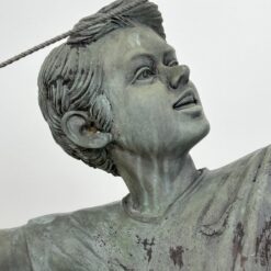 Bronzinė berniuko su aitvaru ir šuniu statula 75x125x142,5 cm