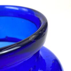 Mėlynos spalvos stiklo vaza 8,5×8,5×15,5 cm