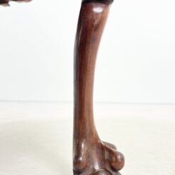 Rytietiškas medinis drožinėtas staliukas stikliniu stalviršiumi 77x77x52 cm