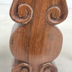 Rytietiškas medinis drožinėtas staliukas stikliniu stalviršiumi 77x77x52 cm